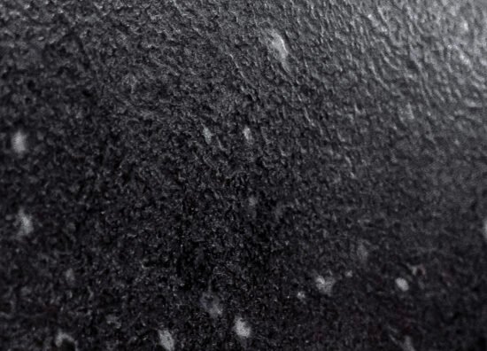 PISO GRANITO BLACK MOTION ESCOVADO